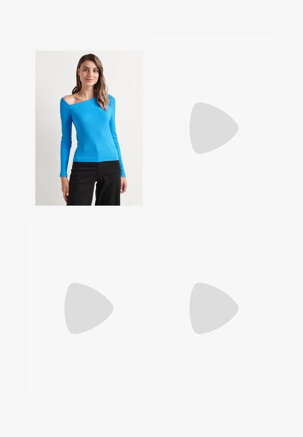 Jimmy Key SLIM FIT BLOUSE - Bluse - blue; ONLY ONLKIM LACE SKIRT - Maxirock - black; Slingback-Schuh mit einem Obermaterial aus Blush-Leder und glänzender schwarzer Kappe. Verfügt über einen kleinen Blockabsatz und einen verstellbaren Knöchelriemen.; Schwarze ovale Sonnenbrille mit dunklen Gläsern, glänzendem Kunststoffrahmen und goldenen Akzenten an den Bügeln.