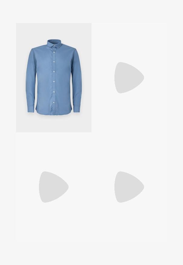 Cămașă albastru deschis cu mânecă lungă și guler tip button-down, având o textură netedă și șase butoane albe pe față.; Două tricouri cu guler rotund, unul negru și unul verde măsliniu, realizate dintr-un material de bumbac moale. Designul este simplu, cu mâneci scurte și tăietură dreaptă.; Pantaloni atletici negri dintr-un material texturat, cu un talie ajustabilă, buzunar lateral cu fermoar și mansete tapered.; Sneakers din piele albă cu o talpă groasă de crem, accent al călcâiului în nuanță de navy și logo pe lateral. Textură netedă, design minimalist, având sistem de închidere cu șireturi.