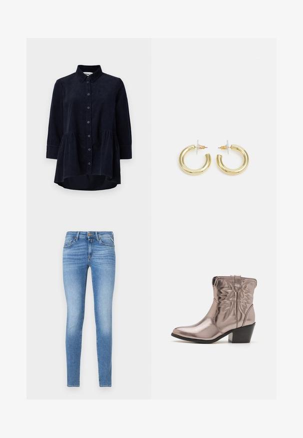 Camisa de veludo cotelê azul-marinho com frente abotoada, colarinho e mangas a três quartos. Apresenta uma bainha com estilo peplum e uma textura suave.; Jeans de ganga azul claro, slim-fit, com cintura média, botão frontal e design de cinco bolsos.; Botim de tornozelo metálico cor rosa-ouro, com bico ponta, detalhe de asa costurada e um salto bloco preto moderado. Textura de superfície lisa e brilhante.; Brincos em argola dourados com um acabamento liso e brilhante. Design circular com um pequeno pino e suporte transparente para um uso seguro.