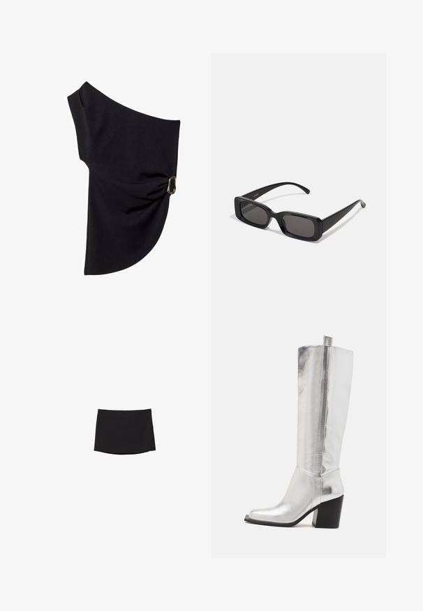 Asymetryczna czarna bluzka wykonana z gładkiego materiału, z marszczonym wzorem i akcentem z złotego metalu z jednej strony.; Czarna mini spódnica wykonana z gładkiego, elastycznego materiału; ma prosty krój z subtelnym dołem i bez widocznych zapięć czy wzorów.; Kozaki ze srebrnej skóry do kolan, z kwadratowym noskiem, podkreślone błyszczącym metalicznym wykończeniem oraz solidnym czarnym obcasem w kształcie bloku.; Czarne prostokątne okulary przeciwsłoneczne z ciemnymi szkłami, błyszczącym wykończeniem, szerokimi zausznikami i masywną konstrukcją. Wygrawerowana nazwa marki na jednym z zauszników.