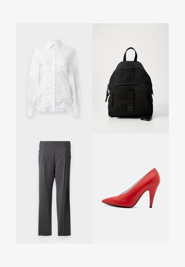 Bílá košile na knoflíky s dlouhými rukávy, s řasenou strukturou na přední straně, malými zlatými knoflíky a standardním límcem.; Šedé kalhoty na míru se rovnou nohavicí, předními sklady a dekorativními bočními knoflíky pro dodatečný detail. Hladká textura látky.; Červená kožená lodička na vysokém podpatku s špičatou špičkou, elegantním siluetem, hladkou texturou a tenkou černou podrážkou. Design s stiletto podpatkem.; Černý batoh Moschino s přední kapsou na zip, horním uchem a detaily loga na panelu přední kapsy.