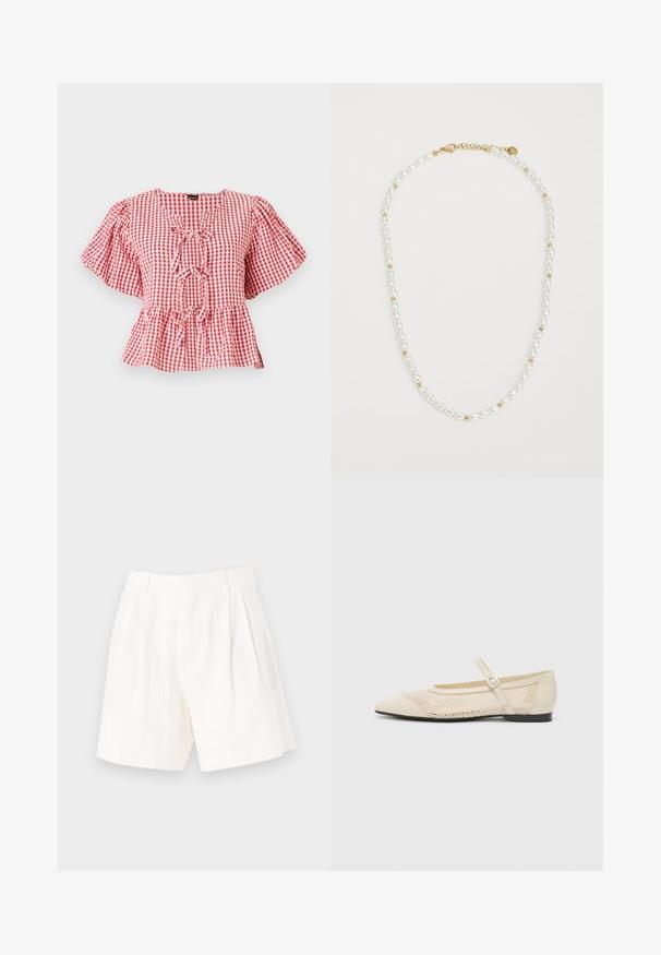 Rdeča in bela karirana bluzka z napihnjenimi rokavi, z detajlom za zavezovanje okoli vratu in peplum spodnjim delom. Narejena iz rahlega materiala.; Bela lanena kratka hlače s pripijenim krojem, ki vključujejo detajle naborkov, gladko teksturo in čisto, ravno robno pravilo.; Bež baletke s ostrim nosom, s čipkastim premazom in stranskim zaponko. Ravna podplata z gladko teksturo.; Nepoznana ogrlica s biserima, ki se izmenično sestavlja iz belih ovalnih biserov in majhnih zlatih kroglic, z zlatim zapiranjem za zaklepanje. Sploh ima gladko teksturo.