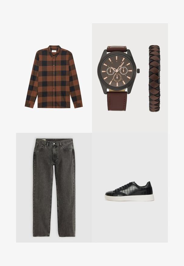 Smeđi i crni karirani košulja dugih rukava izrađena od tkanine s ovratnikom na gumbe i zakopčavanjem na gumbe; ima rukave s manžetama.; Crne izblijedjele traperice ravnog kroja s pet džepova, zatvaranjem na gumba i petljama za remen, položene ravno na bijeloj pozadini.; Crne tenisice s teksturiranom gornjom površinom od kože s uzorkom krokodila, zaobljenim vrhom i kontrastnom bijelom gumenom potplatom s glatkom završnom obradom.; Pier One SET - Ručni sat - black/brown