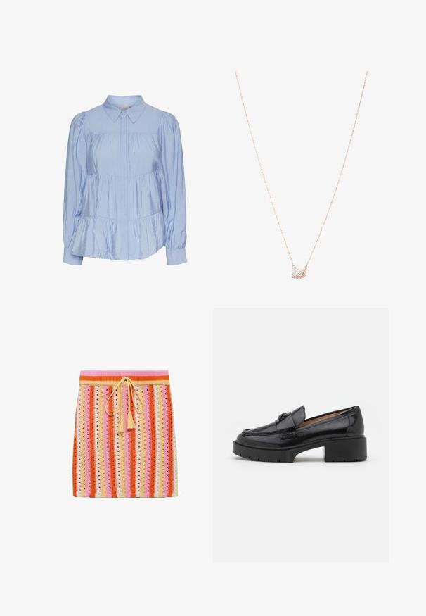 Bluză bleu deschis, fabricată dintr-un material lucios, cu guler clasic, închidere cu nasturi, mâneci bufante și un tiv stratificat, cu volane.; Fustă tricotată cu motive rayée în nuanțe de portocalie, roz, crem și galben, cu talie cu șnur și ciucuri decorative.; Mocasin din piele neagră cu toc mic pătrat, vârf rotunjit, bandă decorativă și detaliu de cusătură texturată pe partea superioară. Finisaj neted.; Colier din aur roz cu un pandantiv în formă de lebădă, embellisat cu cristale clare. Lanțul are un design delicat cu verigi.