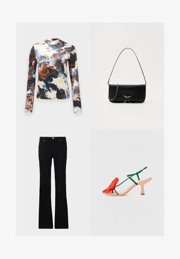 Långärmad topp i en blandning av blå, brun och krämfärgade abstrakta mönster. Mjuk tyg med en figurnära design och hög hals.; Svarta utsvängda jeans i denim, med två framfickor, knäppning och en slät textur. Signaturstickning synlig vid sömmarna.; Loeffler Randall FRANK - Sandaler med skaft - nude/green/red; Svart läderhandväska med en silverkedja, prydd med dekorativa vingdetaljer och vit sömnad längs den nedre sömmen.