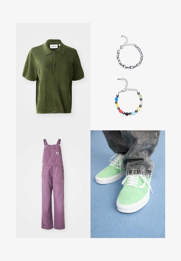 Zielona dzianinowa koszulka polo z krótkim rękawem, z teksturowanym wzorem dużych okręgów i zapięciem na guziki.; Fioletowe dżinsowe ogrodniczki z regulowanymi ramiączkami, kieszenią z przodu i szerokimi nogawkami. Materiał ma delikatną teksturę; wykończenia zawierają srebrne metalowe klipsy.; Osoba ubrana w jasnozielone i białe trampki z białymi sznurowadłami oraz wyblakłe czarne dżinsy, stojąca na niebieskiej teksturowanej podłodze.; Srebrna bransoletka łańcuszkowa z wydłużonymi ogniwami u góry. Poniżej kolorowa bransoletka z koralików w czarnym, niebieskim, zielonym, żółtym, czerwonym i przezroczystym kolorze.
