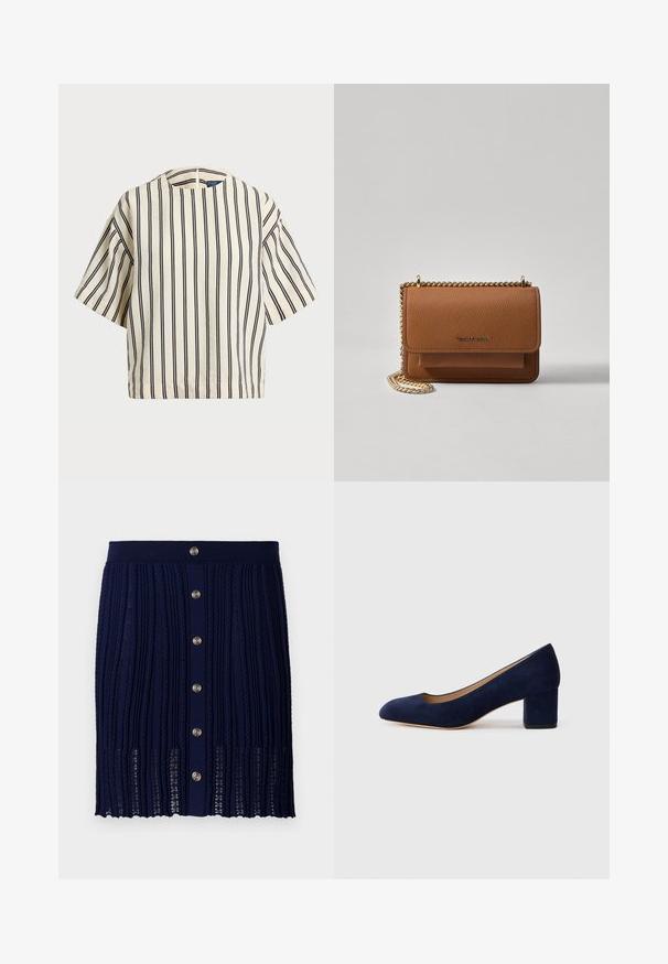 Kurzärmliges, gestreiftes Oberteil in Creme und Marineblau, mit rundem Halsausschnitt und kastiger Form aus strukturiertem Stoff.; Maje JITOURA - Minirock - marine; Marineblaue Wildleder-Pumps mit spitzem Zehenbereich und einem mittelhohen Blockabsatz. Glatte Textur mit einem subtilen Glanz und einem kleinen Ausschnitt an der Vorderseite.; Braune strukturierte Ledertasche mit goldener Kettenriemen und Klappenverschluss. Die Vorderseite zeigt ein Logo-Detail und eine Tasche unter der Klappe.