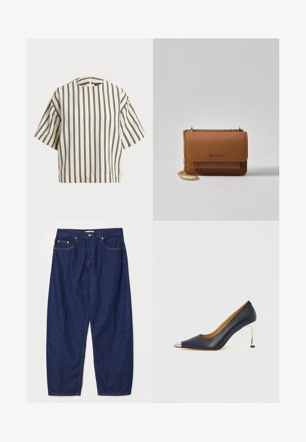 Korte mouwen, gestreepte top in crème en marineblauw, met een ronde halslijn en een boxy ontwerp van een textuurstof.; RE/DONE WIDE TAPER - Relaxed fit jeans - deadstock like; Navy lederen pump met een spits toelopende neus, voorzien van een zilverkleurige metalen neuskap en een glanzende zilveren naaldhak.; Bruine lederen schoudertas met textuur, voorzien van een gouden kettingstrap en klepsluiting. De voorkant heeft een logo-detail en een zak onder de klep.