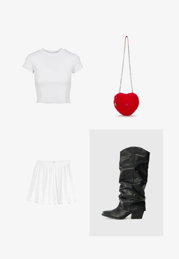 T-shirt blanc, coupé, en tissu côtelé. Il présente des manches courtes avec des bords effilochés et un col rond avec un détail froncé.; Jupe blanche évasée en tissu léger avec une taille élastique. Présente un design froncé pour plus de volume et de fluidité.; Bottes noires en cuir, montantes jusqu'au genou, avec un design plissé, un bout pointu et un talon épais, présentant une texture lisse et des coutures minimales.; Sac à main en forme de cœur rouge avec une texture douce et duveteuse, une bandoulière en chaîne argentée et un charme attaché. Présente un détail de pompon accrocheur.