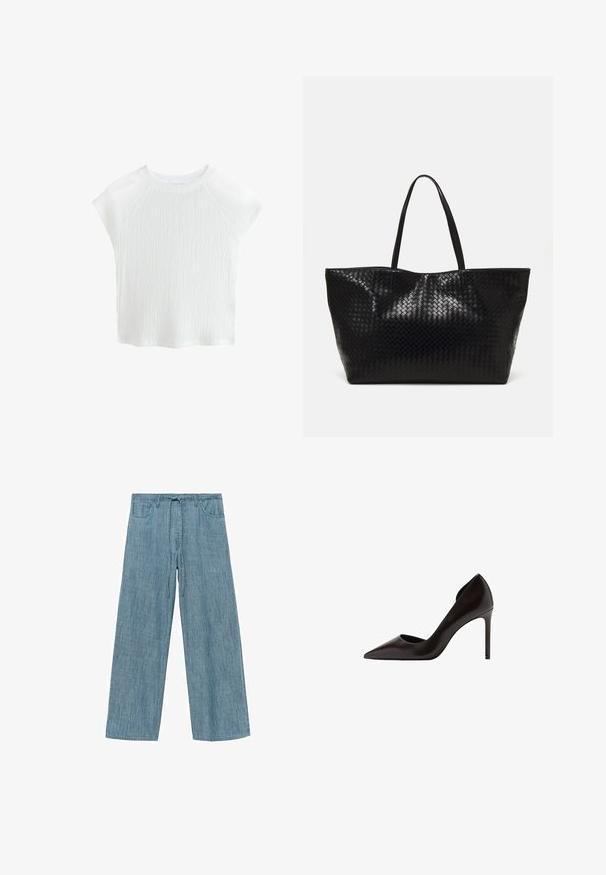 Witte, gestructureerde top met korte mouwen en een ronde hals, met raglanmouwen, voorzien van een subtiel golfpatroon en lichte stof.; Lichtblauwe gestreepte wijde pijpenbroek met een trekkoord in de taille, voorzien van twee zijzakken en een zachte, gestructureerde stof.; Zwarte leren hoge hak pump met een spitse neus en een open zijontwerp. De hak is slank en stijlvol taps toelopend. Gladde afwerking.; Zwarte geweven schoudertas met twee stevige handvatten, met een glanzende textuur en een ruime open bovenkant.