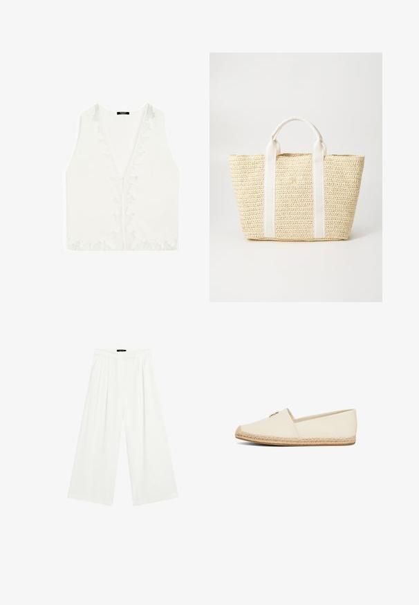 Weiße ärmellose Bluse mit tiefem V-Ausschnitt, die zarte Spitze an den Kanten aufweist und aus einem glatten, leichten Stoff besteht.; Weite Hosen aus weißem Stoff mit vorderen Falten, flachem Bund und entspannter Passform. Glatte Textur und keine sichtbaren Muster.; Cremfarbene Espadrille-Slipper mit einer gewebten Jutesohle, runder Zehenform und einem dezenten dekorativen Akzent an der Seite.; Gewebte Strohtasche in natürlichem Beige, mit weißen Stoffgriffen mit geprägten Akzenten, strukturierter Form und offenem Design.; Goldfarbener Ring mit einem glatten, gedrehten Design. Er verfügt über eine polierte Oberfläche und abgerundete Kanten, die eine nahtlose, fließende Form erzeugen.