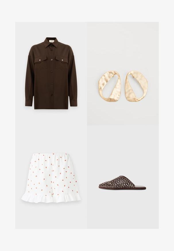 Cămașă lungă, cu mâneci lungi, de culoare maro închis, cu două buzunare frontale cu clapetă și guler clasic, expusă pe un fundal alb simplu.; Pantaloni scurți albi cu imprimeuri mici de căpșuni roșii pe întreaga suprafață, margine ondulată și talie elastică pentru confort. Fabrică din material ușor.; Sandale tip slide împletite, de culoare maronie, cu vârf rotund, design deschis, talpă plată și suprafață texturată. Material ușor și siluetă minimalistă.; O pereche de cercei din metal de culoare aurie, cu formă ovală neregulată, având o suprafață texturată, ușor ciocănită, pe un fundal alb.