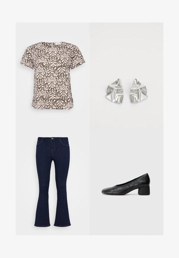 Top corto a maniche corte marrone e bianco con scollatura rotonda e aperture laterali, realizzato in un tessuto testurizzato. Design floreale notevole.; Jeans in denim blu scuro a vita alta, con una vestibilità attillata sulla coscia e una leggera svasatura in fondo, dotati di tasche anteriori e chiusura con bottone.; Pantofole nere in pelle con punta arrotondata e tacco medio a blocco. Texture liscia con dettagli minimi, caratterizzata da un'apertura elastica sottile.; Orecchini in metallo argento con un design ondulato e scultoreo, caratterizzati da una finitura lucida e forme irregolari, che evidenziano un'estetica contemporanea.