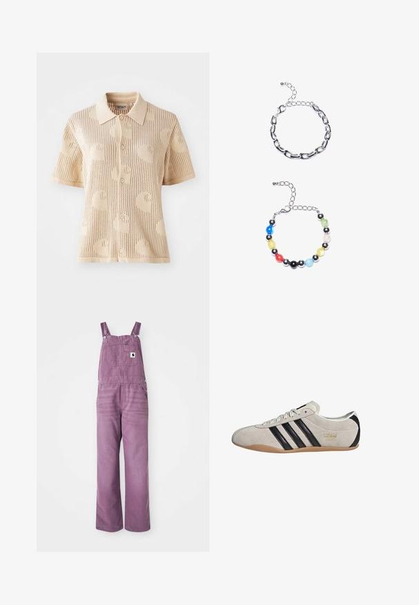 Polo en tricot beige à manches courtes, présentant une texture à motif et une fermeture à cinq boutons. Léger avec un design respirant.; Salopette en denim violet avec bretelles réglables, poche frontale et jambes larges. Le matériau présente une légère texture ; la quincaillerie est dotée de clips en métal argenté.; Sneakers en suède avec un dessus gris, des rayures noires et une semelle en caoutchouc couleur gomme. Dotées d'un système de laçage et d'un détail logo doré sur le côté.; Bracelet en chaîne argentée avec des maillons allongés en haut. En dessous, un bracelet coloré en perles avec des perles noires, bleues, vertes, jaunes, rouges et transparentes.