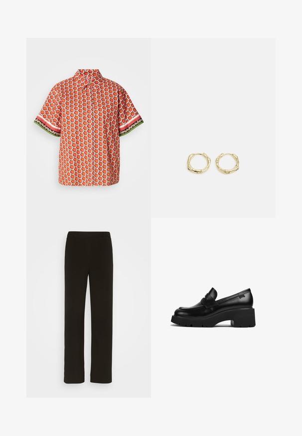 Sarkana īsā piedurkne krekls, kas izgatavots no auduma ar zemeņu rakstu, ar kontrastējošiem ziedu un svītru akcentiem uz piedurknēm.; Melni taisni bikses, izgatavotas no austas auduma, ar gludu priekšpusi, divām sānu kabatām un gludu tekstūru. Nav redzamu rakstu vai akcentu.; Melnas ādas chunky papēža loafers ar biezu zoli un siksniņas detaļu pāri augšai, attēlots no sāna uz baltas fona.; Zelta riņķveida auskari ar tekstūru un neregulāru formu. Iekļauj bezšuvju aizdari un pulētu virsmas apdari, uzsverot mūsdienīgu dizainu.
