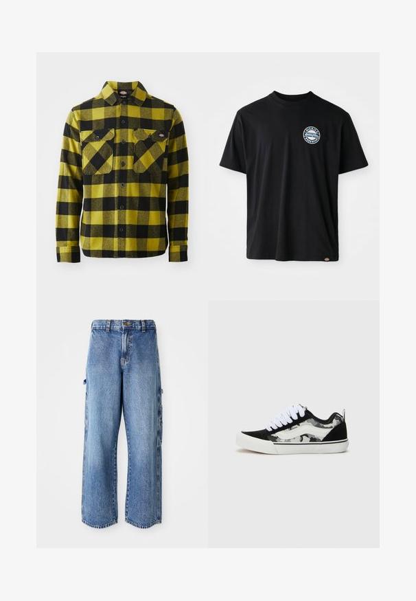 Koszula flanelowa w żółto-czarny kratkę, z zapięciem na guziki z przodu, dwoma kieszeniami na piersi i kołnierzykiem. Miękka struktura, długie rękawy.; Czarna bawełniana koszulka z okrągłym logo na piersi. Krótkie rękawy i okrągły dekolt z prostym cięciem u dołu.; Jasnoniebieskie dżinsowe spodnie cargo o szerokim kroju, z bocznymi kieszeniami, postarzanym wyglądem i lekko strzępionym dołem.; Czarne zamszowe trampki z szarym panelem w camo po bokach, białymi sznurówkami i gumową podeszwą. Posiadają haftowany biały detal logo po boku.