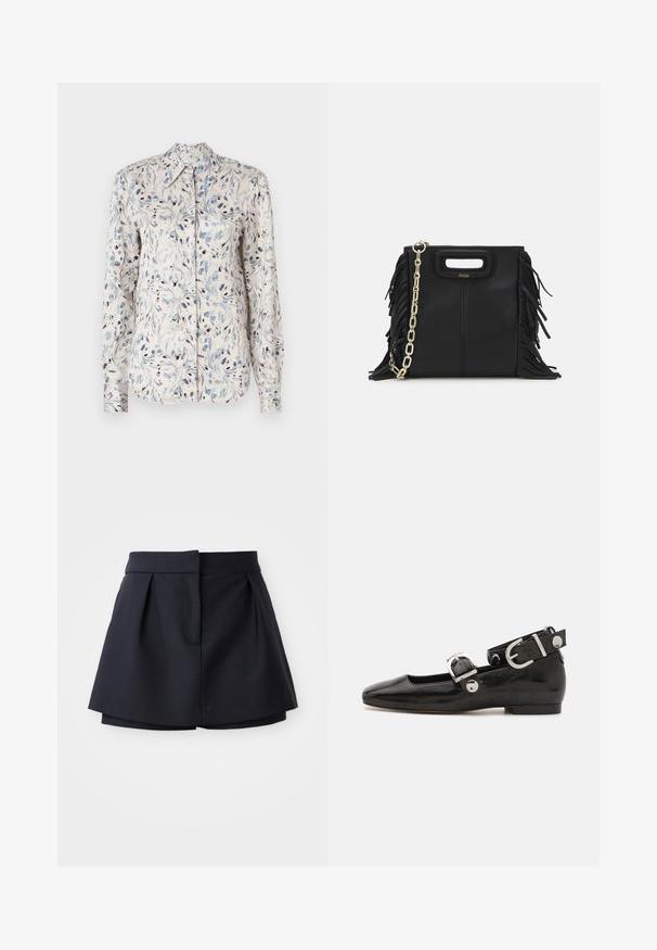 Langarmhemd aus hellem Creme-Stoff mit einem blauen Blumenmuster und dunklen Akzenten sowie einem spitzen Kragen. Mit Knopfleiste.; Marinefarbene Falten-Shorts mit hoher Taille, aus glattem Stoff gefertigt. Sie verfügen über ein figurbetontes Design und eine versteckte Fronttasche.; Schwarze Lackleder-Ballerina mit eckiger Zehenpartie, Knöchelriemen mit silberner Hardware und flacher Sohle. Glatte Textur mit minimalistischen Design.; Schwarze Lederhandtasche mit Fransen-Details, goldener Ketten-Schulterriemen und einem ausgeschnittenen Griff. Mit Logoplatzierung auf der Vorderseite.