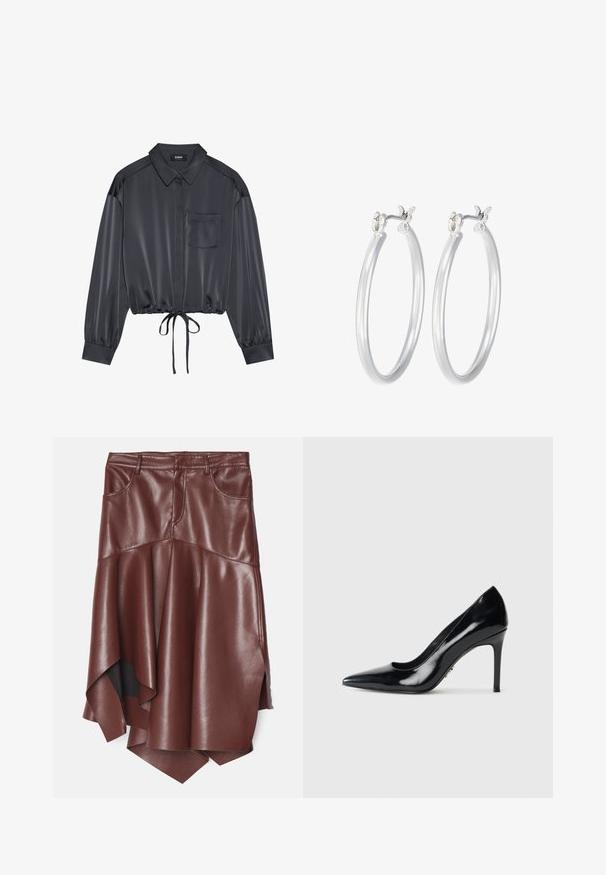 Zign Studio Blůza - dark grey; Hnědá sukně z umělé kůže s volánovým, asymetrickým lemem, která má dvě přední kapsy a hladký, lesklý povrch.; Černý lakovaný kožený lodičkový bot s špičatou špičkou a úzkým jehlovým podpatkem na jednoduchém bílém pozadí.; Stříbrné kruhové náušnice s hladkým, lesklým povrchem. Kulatý tvar a bezpečné zapínání na klip. Lehký design vhodný pro každodenní nošení.