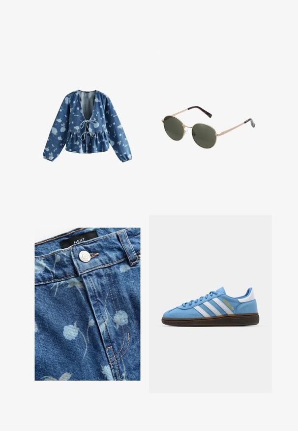 Blusa in denim con scollo a V profondo e parte anteriore con coulisse, caratterizzata da vita peplum e motivo floreale azzurro su sfondo blu scuro.; Tessuto jeans in blu chiaro, con stampa floreale. Include una chiusura con bottone argento e cuciture beige lungo le cuciture. Etichetta del marchio visibile.; Sneakers in suede azzurro chiaro con strisce in pelle bianca, suola marrone texturizzata e dettaglio logo dorato. Design basso con punta tonda.; Occhiali da sole rotondi con montatura in oro metallico e lenti verde scuro. Le stanghette presentano un design tartarugato per un tocco di dettaglio in più.
