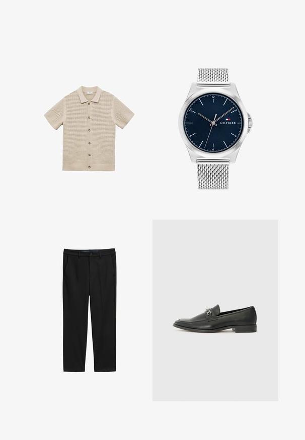 Maglietta a maniche corte lavorata a maglia beige con colletto polo, dotata di un motivo a trama aperta, cinque bottoni sul davanti e orlo a coste.; Pantaloni neri a gamba dritta, realizzati in tessuto testurizzato. Presentano due tasche frontali e una chiusura con bottone in vita.; Mocassino in pelle nera con finitura liscia, caratterizzato da un design cucito e da un accento decorativo in catena metallica sul vamp. Tacco piatto.; Tommy Hilfiger HERRENUHR CLASSIC - Orologio - blau- und silberfarben