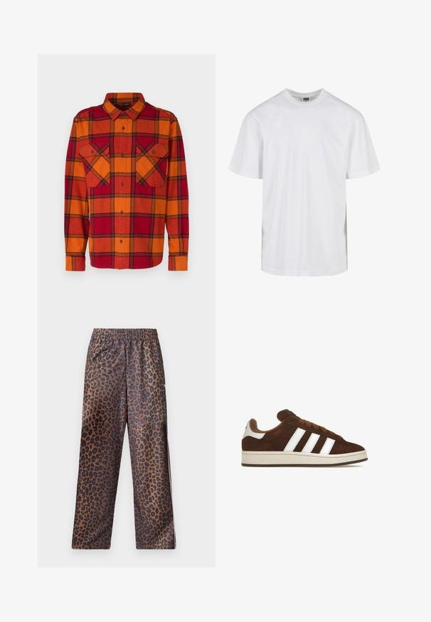 Oakley Overhemd - ginger/grenache; Witte katoenen t-shirt met een ronde halslijn en korte mouwen. Het ontwerp is eenvoudig zonder patronen of accenten.; Luipaardprint broek met een elastische tailleband. Gemaakt van een glanzende stof, met een bruine basis en zwarte vlekken en een losse pasvorm.; Bruine suède sneakers met witte leren accenten en drie witte strepen. Heeft een dikke witte rubberen zool en bruine veters.