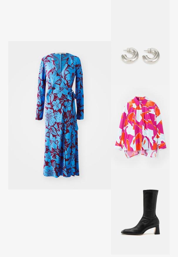 Koszula zapinana na guziki z kolorowym abstrakcyjnym wzorem w różu, pomarańczy i jasnym błękicie. Wykonana z gładkiego materiału, z kołnierzykiem i długimi rękawami.; Niebieska sukienka w kwiaty na zakładkę z długimi rękawami, z odważnym bordowym tłem i paskiem w talii. Miękka tkanina o gładkiej fakturze.; Czarne skórzane botki za kostkę z dopasowaną cholewką, spiczastym noskiem i masywnym obcasem. Charakteryzują się gładką strukturą i minimalnym detalem w postaci przeszyć.; Srebrne kolczyki w kształcie kółek o gładkim, zakrzywionym kształcie i teksturowanej powierzchni, z sztyftem do zapięcia.