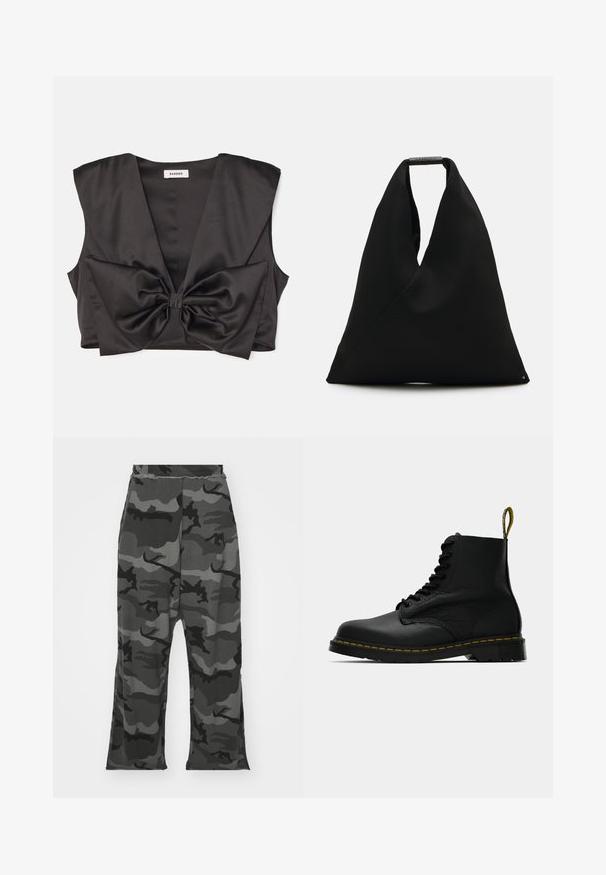 sandro PASSY - Top - noir; Kamuflage sweatpants i nuancer af sort og grå, med elastisk talje, afslappet pasform og lette slidser i bunden af benene.; Sort læder ankelstøvle med snørebånd og gule syninger på sålen samt mærkebetegn ved hælen, vist fra siden på en ensfarvet baggrund.; Sort stof tote bag med et unikt V-formet design og en glat overflade. Har et kort håndtag med minimalistisch hardware detaljer.