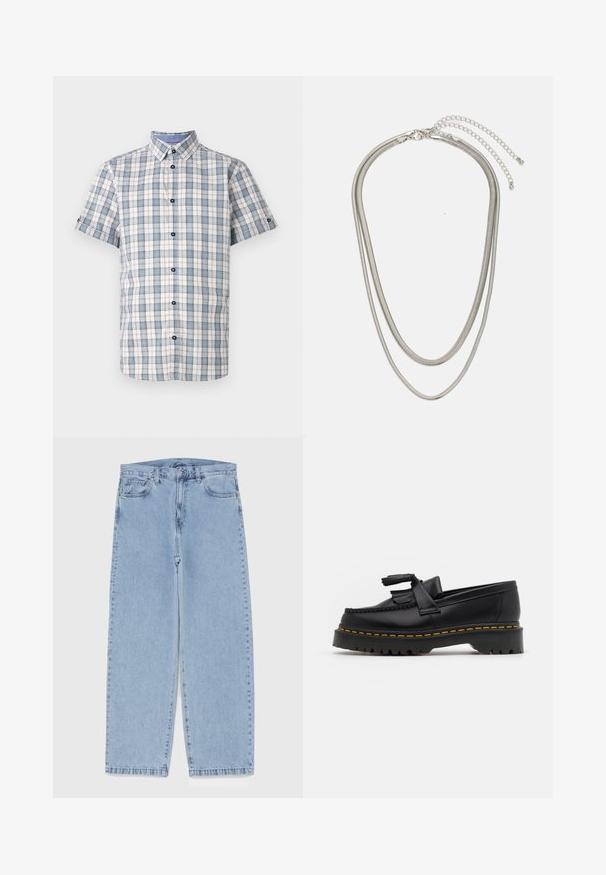 Kurzärmliges karierter Hemd in Weiß, Blau und Rot. Mit Kragen, dunklen Knöpfen und einem Gittermuster.; Hellblaue Jeans aus Denim mit geradem Bein, ausgestattet mit einer mittelhohen Taille, fünf Taschen sowie einem Knopf- und Reißverschluss.; Schwarze Lederloafers mit einem fransenverzierten Akzent, ausgestattet mit einer robusten schwarzen Sohle und gelber Naht entlang der Kante. Texturierte Oberfläche.; Dreischichtige Halskette aus Silbermetall mit schlanken, flexiblen Ketten mit leichtem Glanz, gesichert mit einem Karabinerverschluss und verstellbarer Kette.