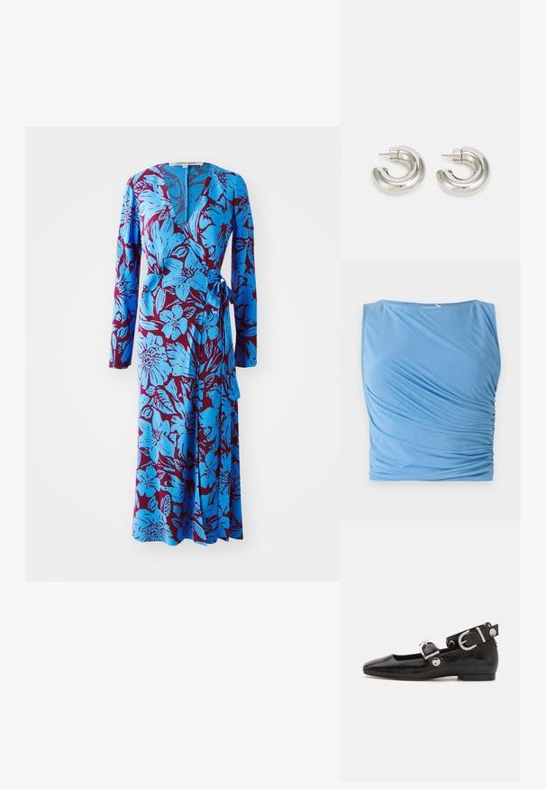 Blaues ärmelloses Oberteil aus weichem Stoff mit drapiertem Rüscheneinsatz auf einer Seite, runder Halsauschnitt und glatter Textur.; Blaue Blumenkleid mit langen Ärmeln, das einen kräftigen burgunderfarbenen Hintergrund aufweist und mit einem Taillengürtel versehen ist. Weicher Stoff mit glatter Textur.; Schwarze Lackleder-Ballerina mit eckiger Zehenpartie, Knöchelriemen mit silberner Hardware und flacher Sohle. Glatte Textur mit minimalistischen Design.; Schwarze Lederhandtasche mit Fransen-Details, goldener Ketten-Schulterriemen und einem ausgeschnittenen Griff. Mit Logoplatzierung auf der Vorderseite.; Silberfarbene Creolen mit einem glatten, geschwungenen Design und strukturierten Oberflächen, ausgestattet mit einem Stecker zum Befestigen.