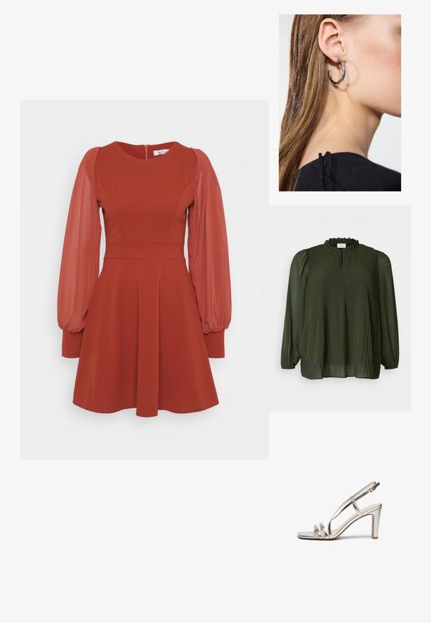 ONLY Carmakoma CARPIONA BLOUSE - Tunika - rosin; Piros ruha rövid puffos áttetsző ujjal, testhez simuló felső résszel, bővülő szoknyával és hátul cipzárral. Texturált anyagból készült sima felülettel.; Fémes ezüst színű magassarkú szandál nyitott orral, három vékony pánttal a lábfejen és egy csatfüles bokapánttal.; Arany fémes clutch táska sima textúrával, háromszög alakú csattal. A kéz, amely tartja, szépen manikűrözött körmökkel rendelkezik.; Ez egy ezüst fülbevaló, sima felülettel, amelyen apró arany díszítőelemek találhatók. Kerek formájú és a fülcimpán viselik.