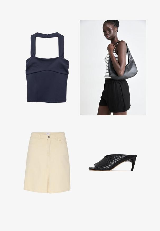 Top corto blu navy con spalline larghe e texture liscia; presenta un busto aderente e leggere arricciature sul seno.; Gonna di jeans beige chiaro con spacco frontale, cintura standard e design classico a cinque tasche. Texture liscia e stile minimalista.; Mule nere intrecciate con punta aperta e un tacco curvo e elegante. Il materiale ha una finitura lucida, con un motivo a scacchi textured.; Borsa a tracolla in pelle nera con forma curva, decorata con borchie argentate lungo la cucitura. Il modello indossa una canotta a righe e pantaloni corti neri.