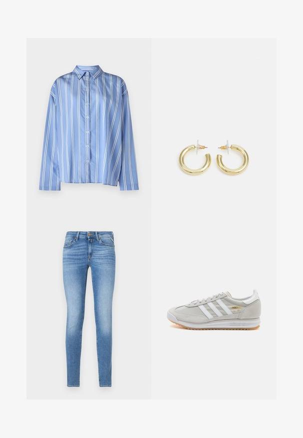Világoskék és fehér csíkos, galléros, hosszú ujjú, laza szabású ing, sima anyagból készült.; Vékony fit világoskék farmernadrág, közepes derekú, elöl gombbal, öt zsebes kialakítással.; Világosszürke sportcipő velúr és hálós anyagból, három fehér csíkkal, kerek orral és gumi talppal. Arany logó dísz a fűzők közelében.; Arany fülbevalók sima, fényes felülettel. Kör alakú dizájn, amely kis kapoccsal és átlátszó tartozékkal rendelkezik a biztonságos viselés érdekében.