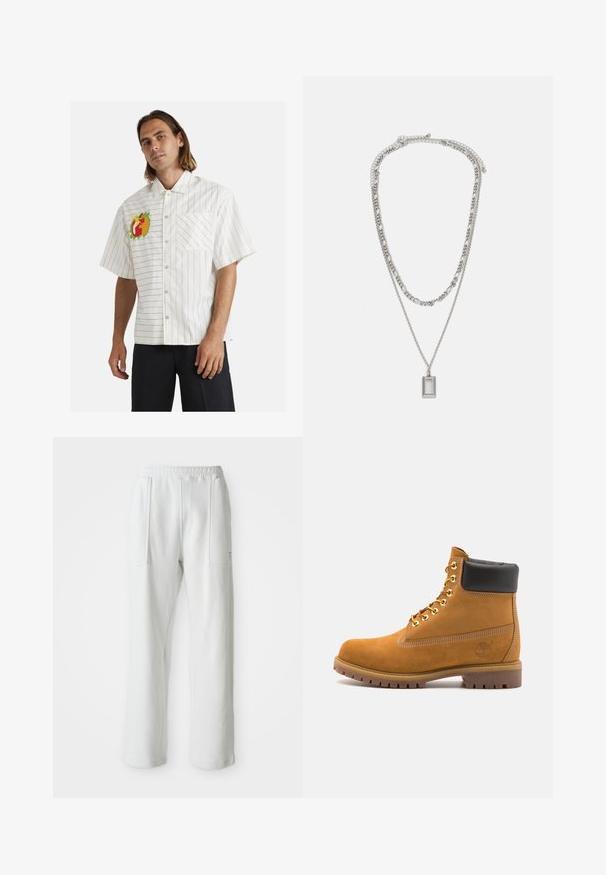 Witte korte mouwen shirt met zwarte verticale strepen, voorzien van een kleurrijke fruitborduursel op de linkerborst en een enkele voorzak.; Witte casual broek met een elastische tailleband en grote voorzakken, weergegeven op een effen lichte achtergrond.; Tan suède enkelboot met zwart gevoerd kraagje, gouden metalen oogjes, witte stikdetails en een robuuste rubberen zool met uitgesproken profiel.; Zilveren ketting met twee gelaagde kettingen; heeft een rechthoekige hanger met een gladde oppervlakte, die een gepolijste metalen afwerking laat zien.