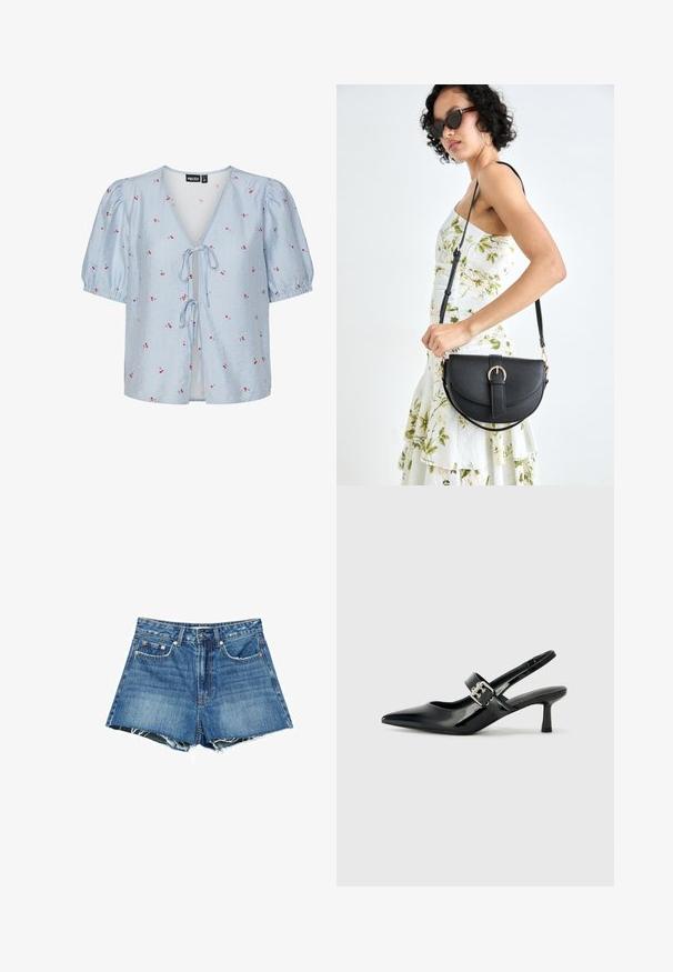 Modrá a biela pruhovaná blúzka s krátkymi nafúknutými rukávmi, hlbokým véčkovým výstrihom, viazaním vpredu a červenými kvetinovými akcentmi po celej ploche.; Džínové šortky v stredne modrej farbe s rozstrapkanými okrajmi, ktoré majú päť vreciek, pútka na opasok a detaily s meďou sfarbenými gombíkmi a nitmi.; Čierne patentové kožené sandále na podpätku so špicatou špičkou a malým blokovým podpätkom, s dekoratívnou striebornou sponou na remienku.; Čierna kožená kabelka s zaobleným tvarom, odnímateľným popruhom a zlatými doplnkami. Kabelka má klopu s detailom s prackou.