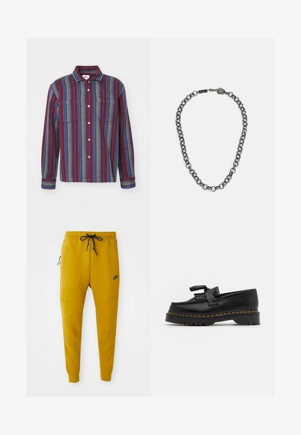 Košile s dlouhým rukávem na knoflíky, která se vyznačuje pruhovaným vzorem v maroonové, modré a zelené barvě, se dvěma kapsami na prsou a límcem.; Tři bílé žebrované tílka vyrobené z bavlny. Mají kulatý výstřih a malé černé štítky poblíž lemu. Dostupné v několika velikostech.; Nike jogger kalhoty v jasné hořčicové barvě, vyrobené z měkké tkaniny. Mají elastický pas s šňůrkou, boční zipové kapsy a zúžené nohavice.; Černé kožené mokasíny s třásněmi, se silnou černou podrážkou a žlutým prošíváním podél okraje. Texturovaný povrch.; Kovový řetízek na krk s podlouhlými články v tmavé gunmetal barvě. Obsahuje geometrický akcent a zapínání s brandeovým detailem.