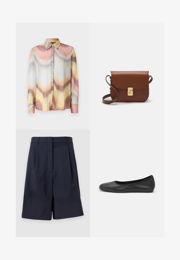 Mnohobarevná plisovaná blůza s dlouhými rukávy, s jemným gradientním vzorem v odstínech růžové, žluté a šedé, s knoflíkovým zapínáním vpředu.; Námořnické modré šortky na míru vyrobené z hladkého materiálu s vysokým pasem, záhyby vpředu a bočními kapsami. Čistý, strukturovaný silueta.; Černé kožené baletní byty s kulatou špičkou, hladkou texturou, minimálními švy a flexibilním designem podrážky.; Hnědá kožená kabelka s klopou, zlatými kovovými detaily, ramenním popruhem a hladkým povrchem. Kompaktní obdélníkový tvar.
