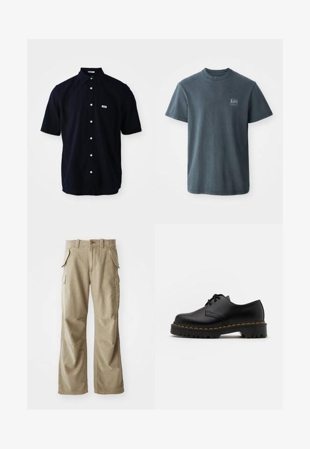Camicetta in tessuto leggero, a maniche corte e di colore blu navy scuro. Presenta un colletto classico, una tasca applicata e bottoni bianchi.; T-shirt in cotone grigio scuro con collo rotondo, maniche corte e un piccolo logo stampato sul lato sinistro. Vestibilità classica con orlo dritto.; Pantaloni cargo beige realizzati in tessuto resistente, caratterizzati da una vestibilità comoda, numerose tasche laterali e ginocchia rinforzate. Design con davanti piatto.; Scarpa nera in pelle con lacci, punta arrotondata, suola in gomma texturizzata e cuciture gialle attorno alla base. Design piatto e finitura liscia.