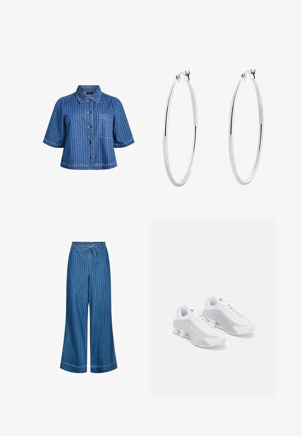 Tamsiai mėlynas džinsinis švarkas trumpomis rankovėmis su baltais vertikaliais dryžiais, užsegimas mygtukais, apykaklė ir priekinė kišenė. Lygus paviršius ir neformalus dizainas.; Mėlynos džinsinės plačios kelnės su baltomis vertikaliomis juostelėmis. Yra raištelių juosmuo ir lygi tekstūra. Matoma akcentinė siuvimo linija.; Balti bėgimo batai su pilkais akcentais, turintys tekstūruotą viršų, perforacijas vėdinimui ir segmentuotą kulną amortizacijai.; Sidabriniai auskarai žiedai su lygiu, poliruotu paviršiumi ir plonu, apvaliu formatu. Dizainas turi saugų užsegimą.