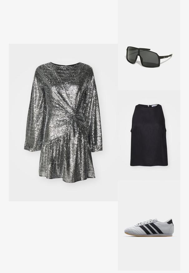 IVY OAK TAILOR SUE czarny; Srebrna sukienka z cekinami, z długimi rękawami, z charakterystycznym skręconym przodem i rozkloszowanym dołem. Gładka faktura o lustrzanym wykończeniu.; Szare buty sportowe z gładkiej skóry, z trzema czarnymi paskami, zaokrąglonym noskiem i podeszwą z gumy.; Czarne okulary przeciwsłoneczne z dużą, kanciastą oprawką, ciemnymi soczewkami i cienkimi, eleganckimi ramionami z małym logo po jednej stronie.; Srebrne kolczyki na kółkach o polerowanym wykończeniu, z okrągłym wzorem i bezszwowymi zawiasami, charakteryzujące się gładką teksturą.