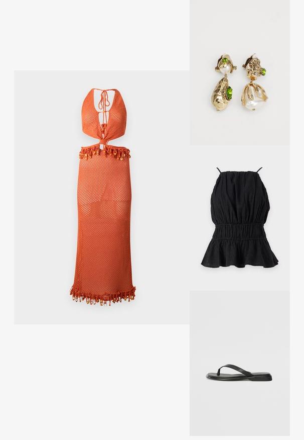 Čierny top bez rukávov vyrobený z textúrovanej tkaniny, s riasenou sukňou a rozšíreným lemom. Tenké ramienka vychádzajú z výstrihu.; Oranžové sieťované šaty s dizajnom na halterneck, s viazaním a fringingom na dolnom okraji ozdobeným korálkami. Ľahké a polopriesvitné.; Čierne šľapky vyrobené z hladkej kože, s tenkým pásikom a plochou podrážkou s minimalistickým profilom. Bez výrazných vzorov alebo akcentov.; Tkaná slamenná ramenná taška s zakriveným tvarom, vybavená tmavou koženou rukoväťou a textúrovaným povrchom s vzorom v tvare chevron.; Náušnice v zlatej farbe majú nepravidelné textúrované tvary, zdobené zelenými drahokamami a bielymi perlami, zabezpečené klipsovými uzávermi.