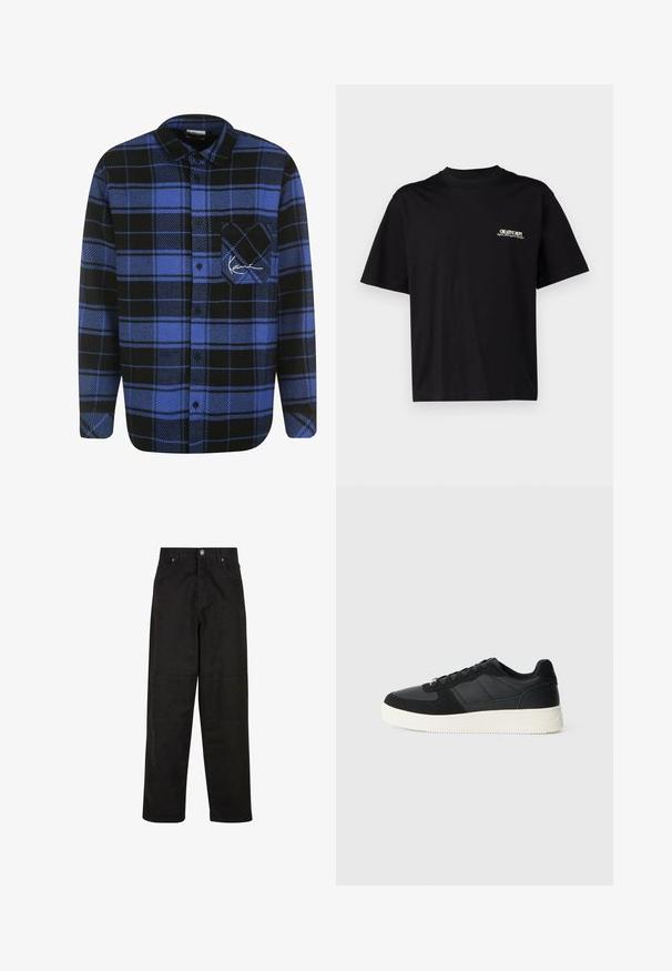 Karl Kani TRIKOT VARSITY STRIPED BASEBALL - Krekls - sand/off white/anthracite; Melna kokvilnas T-kreklu ar īsām piedurknēm, apaļu kakla izgriezumu un baltu un zeltītu tekstu drukāšanu kreisajā krūtīs, ar brīvu piegriezumu.; Melni platajā izgriezuma kokvilnas bikses ar gludu virsmu, kurām ir divas priekšējās kabatas, pogas aizdare un taisns griezums.; Melnas zemas tenisa kurpes ar teksturētu ādu un zamša paneļiem, baltu gumijas zoli un melnām šņorēm uz vienkārša gaiša fona.