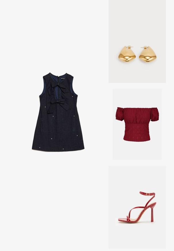 Bordová blúzka bez ramienok s krátkymi puff rukávmi, so štruktúrovaným diamantovým vzorom a elastickým výstrihom a spodným lemom.; Námornícky džínsový overal bez rukávov s dvoma veľkými mašľami vpredu a dekoračnými bielymi bodkami. Obsahuje zips na zadočku.; ALDO SCINTILLA - Sandále na vysokom opätku - red; Červená kožená taška cez rameno s hladkým povrchom, zakriveným dizajnom a dekoračnou sponou. Nastaviteľný popruh a zips.; Náušnice z kovu v zlatej farbe s hladkým, zaobleným trojuholníkovým tvarom a dizajnom na zapichovanie; reflexný povrch s minimálnymi detailmi.