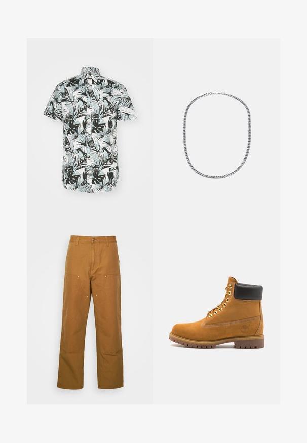 Jack & Jones JORJOSHUA ARUBA SHIRT - Skjorter - cloud dancer; Brune bomuldsarbejdsbukser med lige ben-design, der har frontlommer og metalhardware detaljer for ekstra holdbarhed.; Tan nubuck ankelstøvle med sort polstret krave, gyldne metaløjer, hvid syning detaljer og robust gummisål med udtalte slidbaner.; Sølv metal kædedesign med tykke, sammenflettede led, poleret overflade og en lille lås med brandingdetalje.