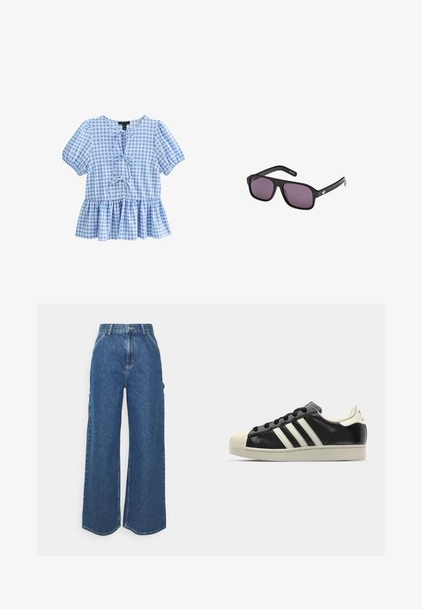 Blusa a scacchi blu e bianca con maniche corte a sbuffo, scollatura rotonda e orlo a peplum con dettaglio anteriore con lacci.; Pantaloni in denim blu a gamba larga con vita alta, cuciture a contrasto e tasche laterali, caratterizzati da un classico design a cinque tasche e orli grezzi.; Sneaker in pelle nera con strisce bianche, punta in gomma, lacci neri e suola di colore crema. Texture liscia con finitura brillante.; Occhiali da sole neri con montatura quadrata, lenti scure e un accento con logo dorato sull'asta. Materiale plastico liscio con una finitura opaca.