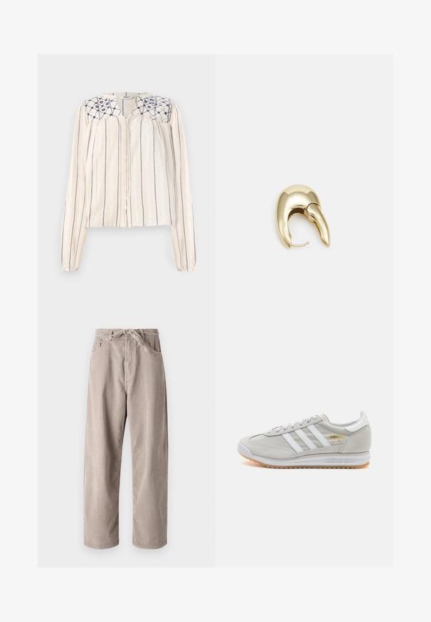 Beige hosszúujjú blúz tengerészkék függőleges csíkokkal, gombos elülső részen, hímzett virágmintával a nyaknál. Texturált anyag.; Beige bordás nadrág laza fazonnal, állítható derekkal, két elülső zsebbel és függőleges bordázott textúrával.; Világosszürke sportcipő velúr és hálós anyagból, három fehér csíkkal, kerek orral és gumi talppal. Arany logó dísz a fűzők közelében.; Aranyszínű fém fülbevaló, elegáns, ívelt formával. Különleges hegyes alak, fényes felszín és zsanéros záródás jellemzi.