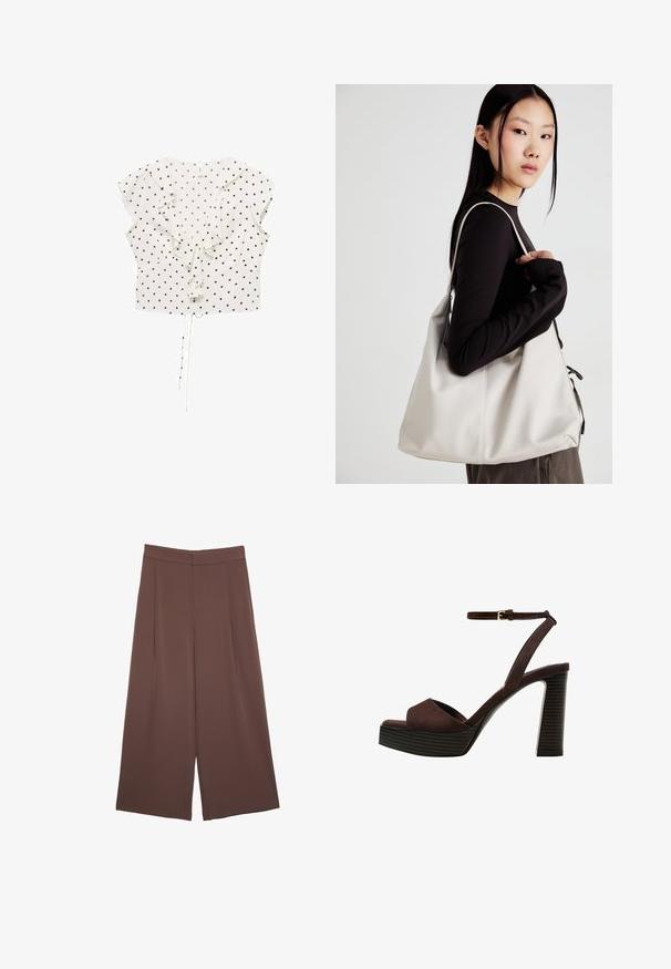 Vit blus med svarta prickar, korta volangärmar, rynkat framstycke och dragsko i nederkant för justerbar passform.; Bruna vida byxor med en slät textur, som har hög midja och framfickor. Tyget är lätt och flödar löst.; Bruna mocka högklackade sandaler med öppen tå, justerbar vristrem och en randig plattformssula.; Beige handväska tillverkad av mjukt material, med en avslappnad design, sydda detaljer och två axelremmar. Lämplig för dagligt bruk.