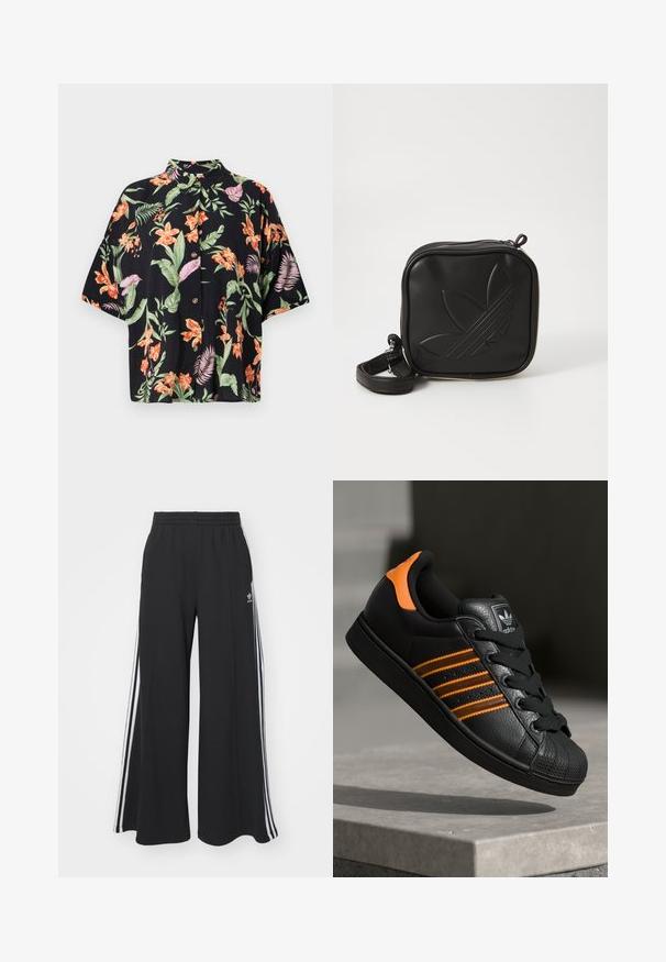 Kurzärmliges, schwarzes Blumenhemd mit lebendigen orangenen und lila Blumen sowie grünen Blättern. Verfügt über fünf Knöpfe und einen Kragen.; Schwarze weite Sweatpants mit elastischem Bund, versehen mit weißen Seitestreifen und einem gestickten Logo auf dem linken Oberschenkel.; Schwarze Sneaker mit orangen Akzenten, drei horizontalen Streifen, strukturiertem Lederobermaterial, Gummikappe und schwarzen Schnürsenkeln.; Schwarze Umhängetasche aus strukturiertem synthetischem Material. Verfügt über ein eingeprägtes Logodesign und einen verstellbaren Riemen. Mit Reißverschluss geschlossen.