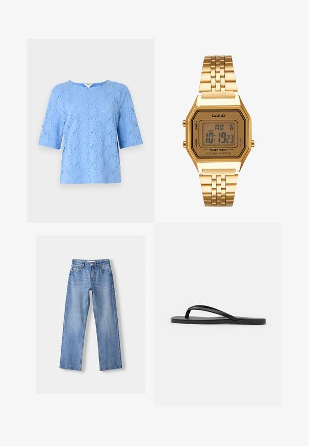 Lichtblauw kortmouwtop met een golfpatroon en uitsnijdingen. Ronde halslijn, ontspannen pasvorm, gemaakt van gestructureerde stof.; Lichtblauwe denim jeans met een rechte pasvorm, voorzien van vijf zakken, een knoopsluiting aan de voorkant en subtiele vervaging voor textuur.; Zwarte flip-flop met een minimalistisch ontwerp, een platte zool, smalle banden en een gladde textuur. Geen extra patronen of accenten.; Gouden digitale klok met een rechthoekige wijzerplaat, LCD-display, roestvrijstalen band en knoppen aan de zijkant. Bevat een waterdicht label.