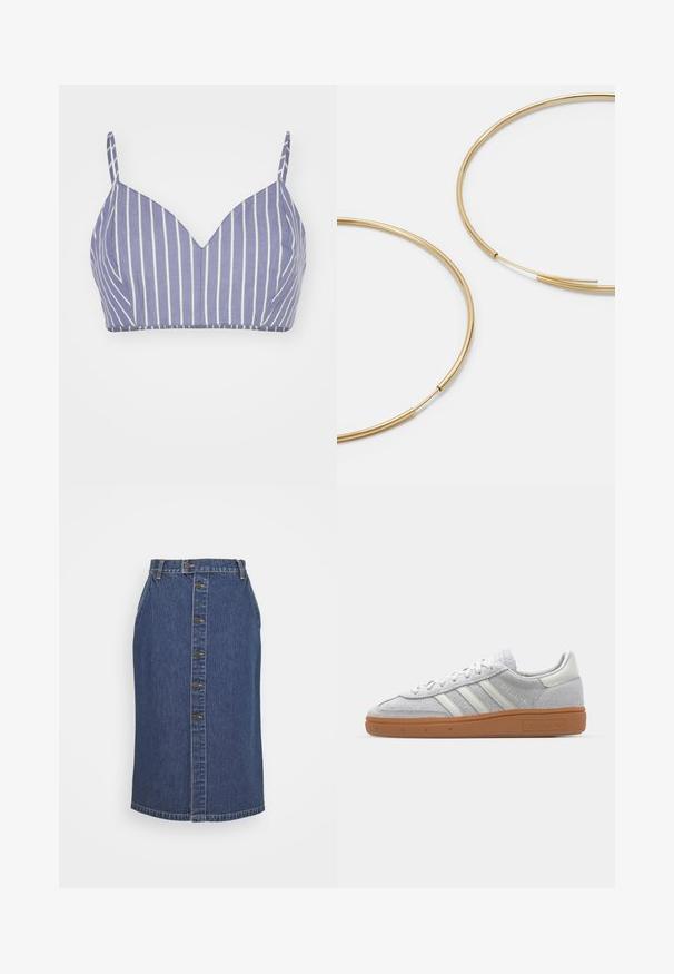 Bralet w jasnofioletowym kolorze z bawełny z pionowymi białymi paskami, z dekoltem w kształcie litery V i cienkimi regulowanymi ramiączkami. Gładka faktura, dopasowany krój.; Dżinsowa spódnica ołówkowa w ciemnoniebieskim kolorze, z zapięciem na guziki z przodu, pionowymi przeszyciami oraz klasycznym wykończeniem dołu.; Jasnoszare zamszowe sneakersy z białymi skórzanymi akcentami, trzema białymi paskami i brązową gumową podeszwą, z wyściełanym kołnierzem dla komfortu.; Złote kolczyki w kształcie cienkich okrągłych obręczy, o gładkim metalicznym wykończeniu, bez zdobień czy wzorów.