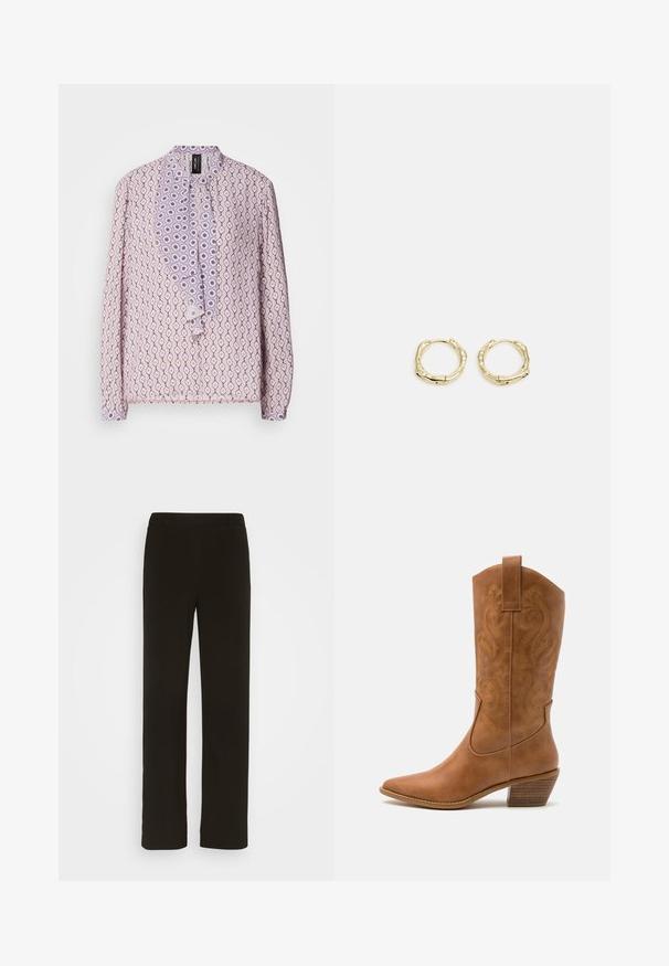 Lichtpaarse blouse met een overal patroon van diamanten en cirkels, met een gerimpelde voorpijl en knoopsluitingen. Lange mouwen.; Zwarte, rechte broek van geweven stof, met een platte voorkant, twee zijzakken en een gladde textuur. Geen zichtbare patronen of accenten.; Tan leren cowboylaars met puntige neus, geborduurde spiraalpatronen op de schacht en een gestapelde blokhak. Voorzien van een trekband voor gemakkelijke aan- en uittrekken.; Gouden creolen met een textuur en onregelmatige vorm. Voorzien van een naadloze sluiting en een gepolijste afwerking, wat het moderne ontwerp benadrukt.